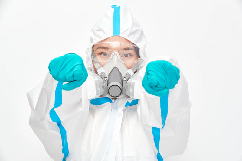 穿白色防护服佩戴护目镜口罩的女性医疗人员图片