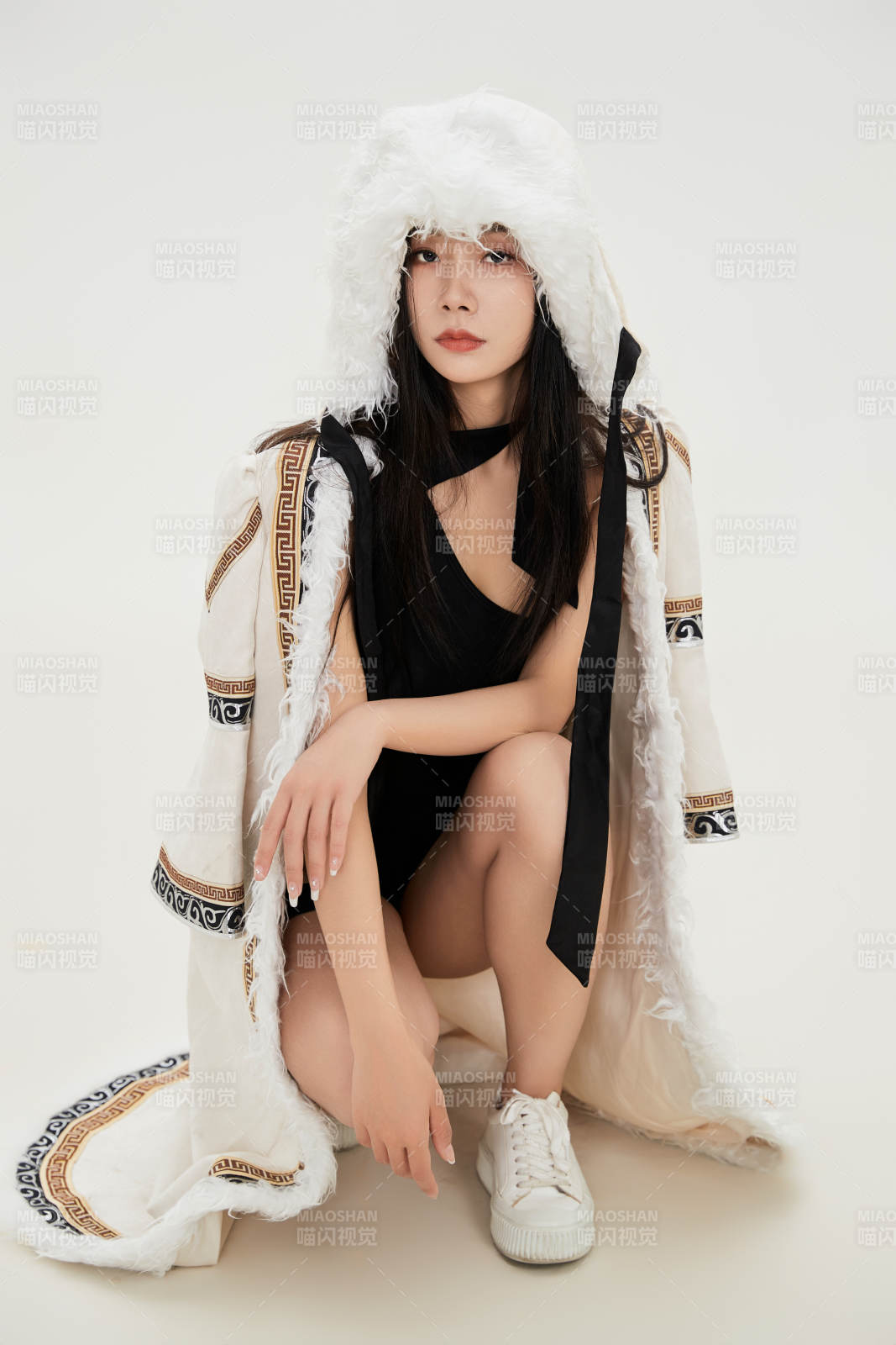 身穿混搭风格蒙族服饰的美女图片