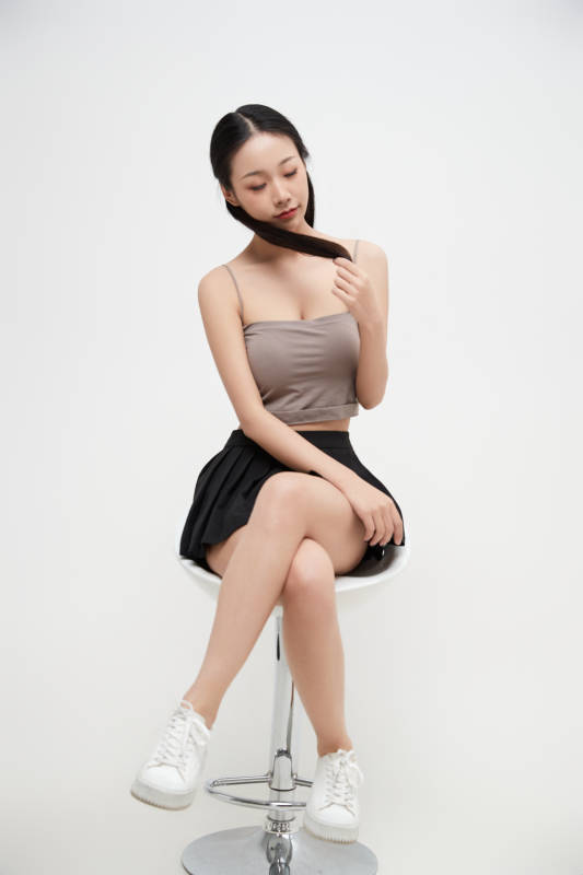 白色背景下的美丽可爱大学生图片