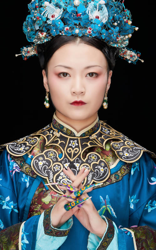 黑色背景下的清代女性古装造型清朝古装图片