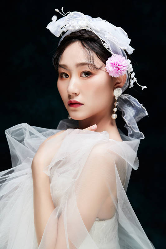 黑色背景下的女性复古婚纱妆面图片