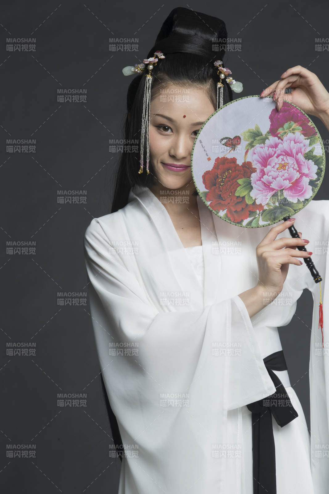 身穿古装的汉服女性人像汉服影棚拍摄图片