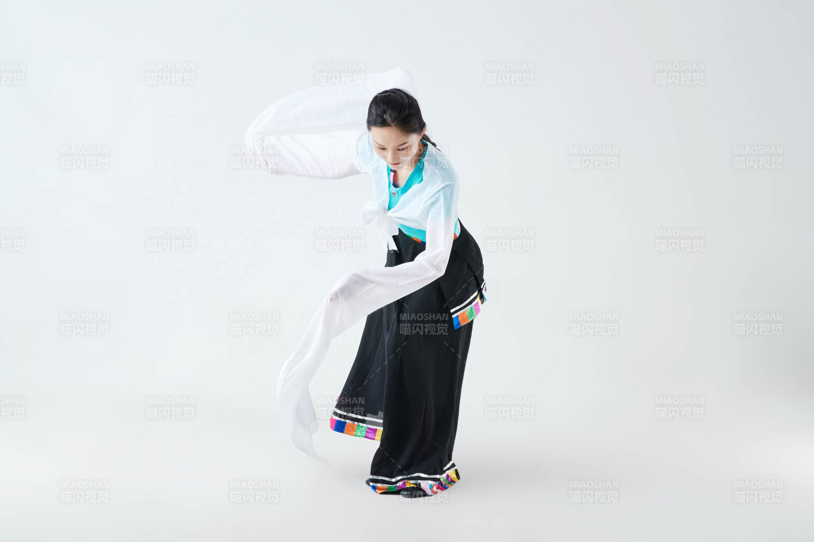 穿着藏族服饰跳着藏族舞蹈的少女图片