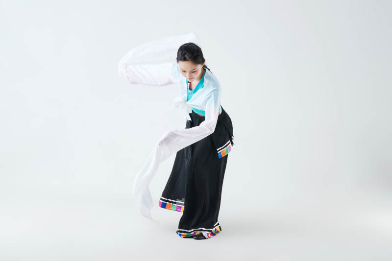 穿着藏族服饰跳着藏族舞蹈的少女图片