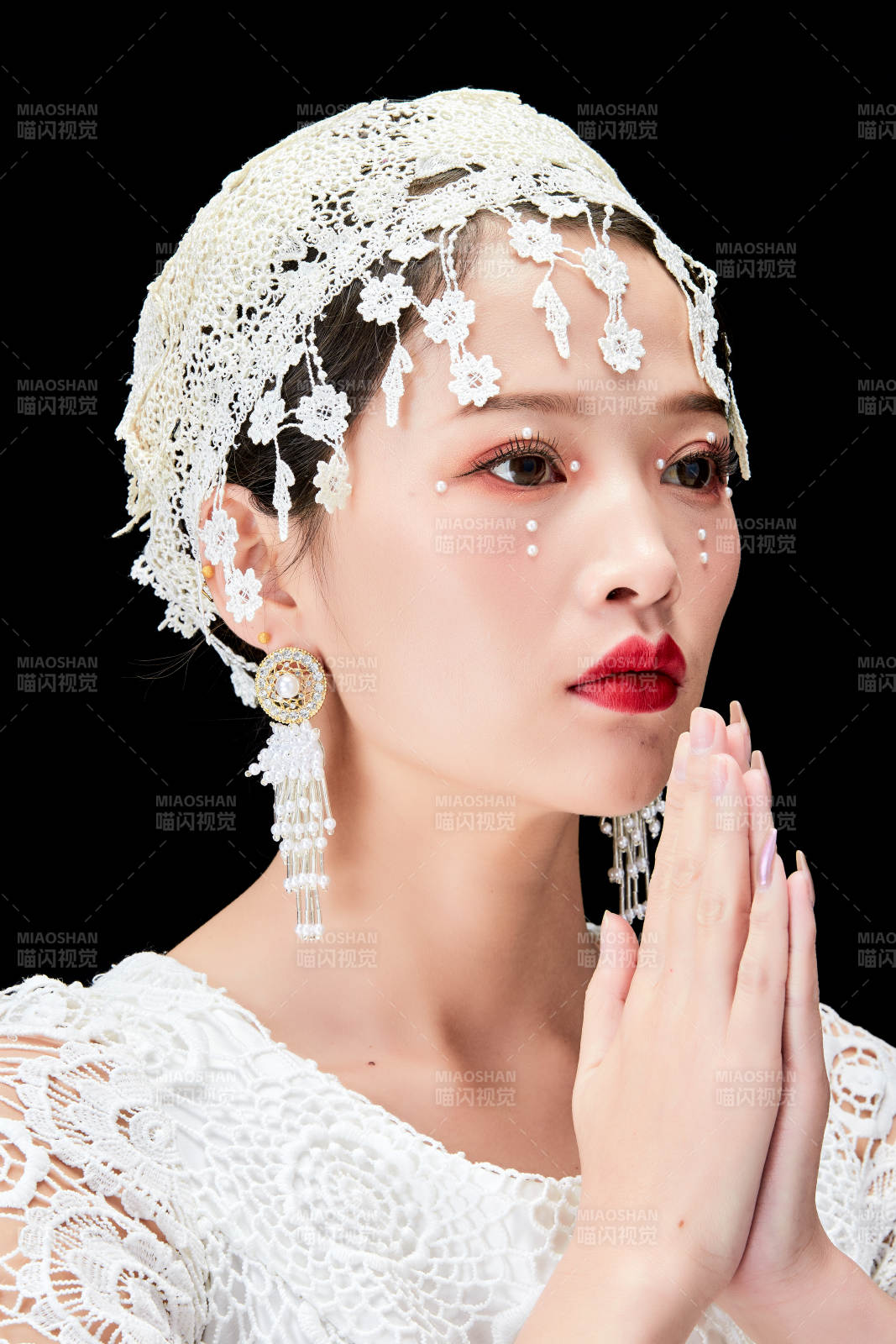 黑色背景下的美妆新娘彩妆人像图片