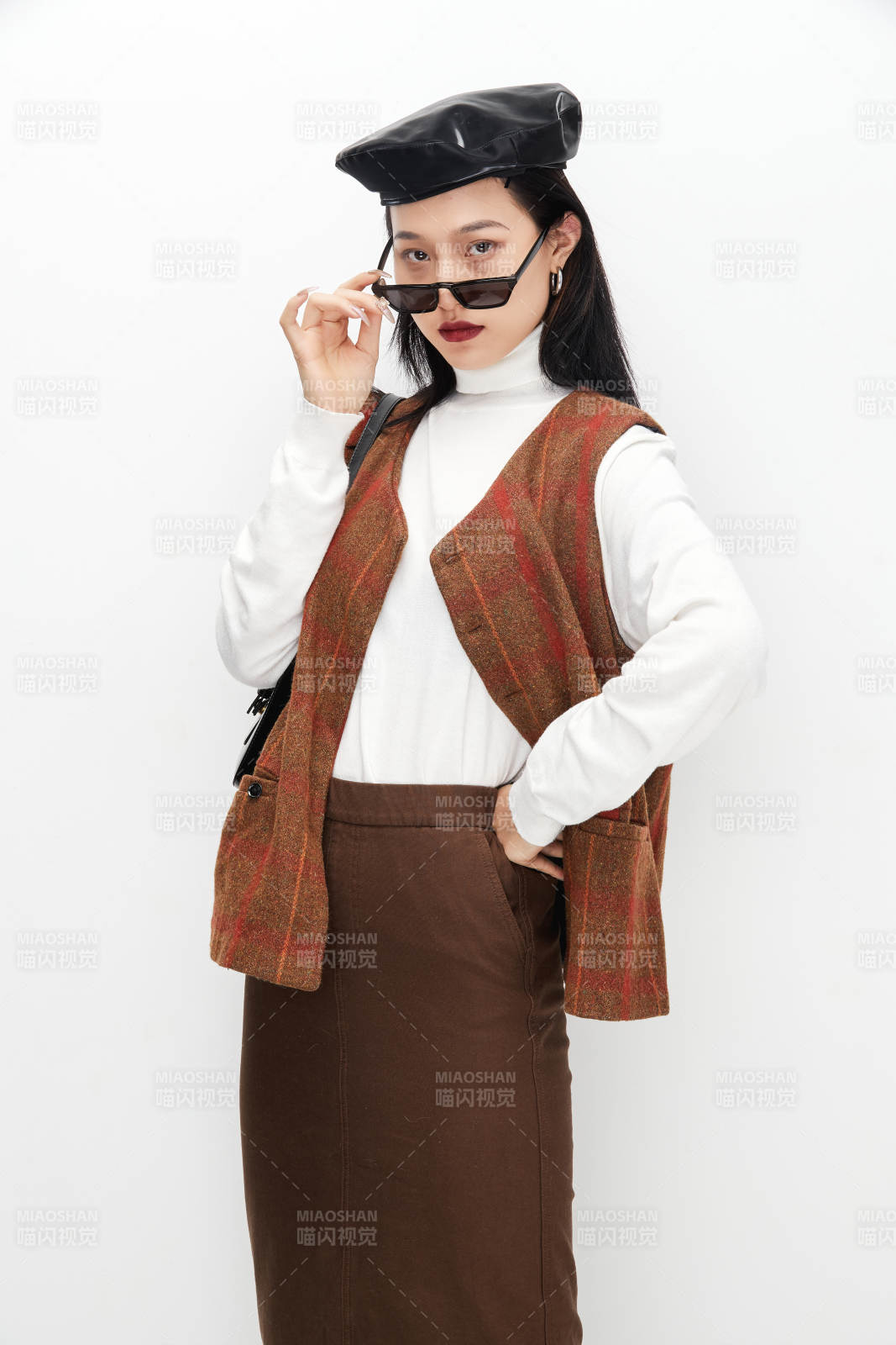 身穿复古服装的亚洲少女人像图片