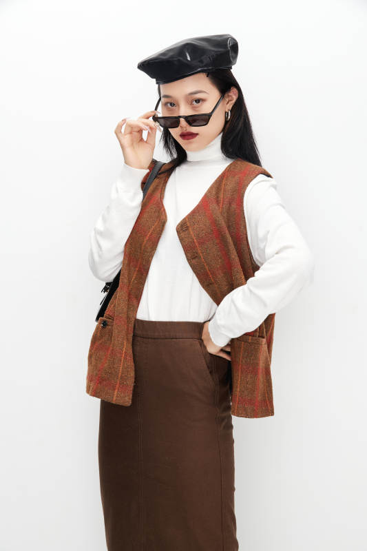 身穿复古服装的亚洲少女人像图片