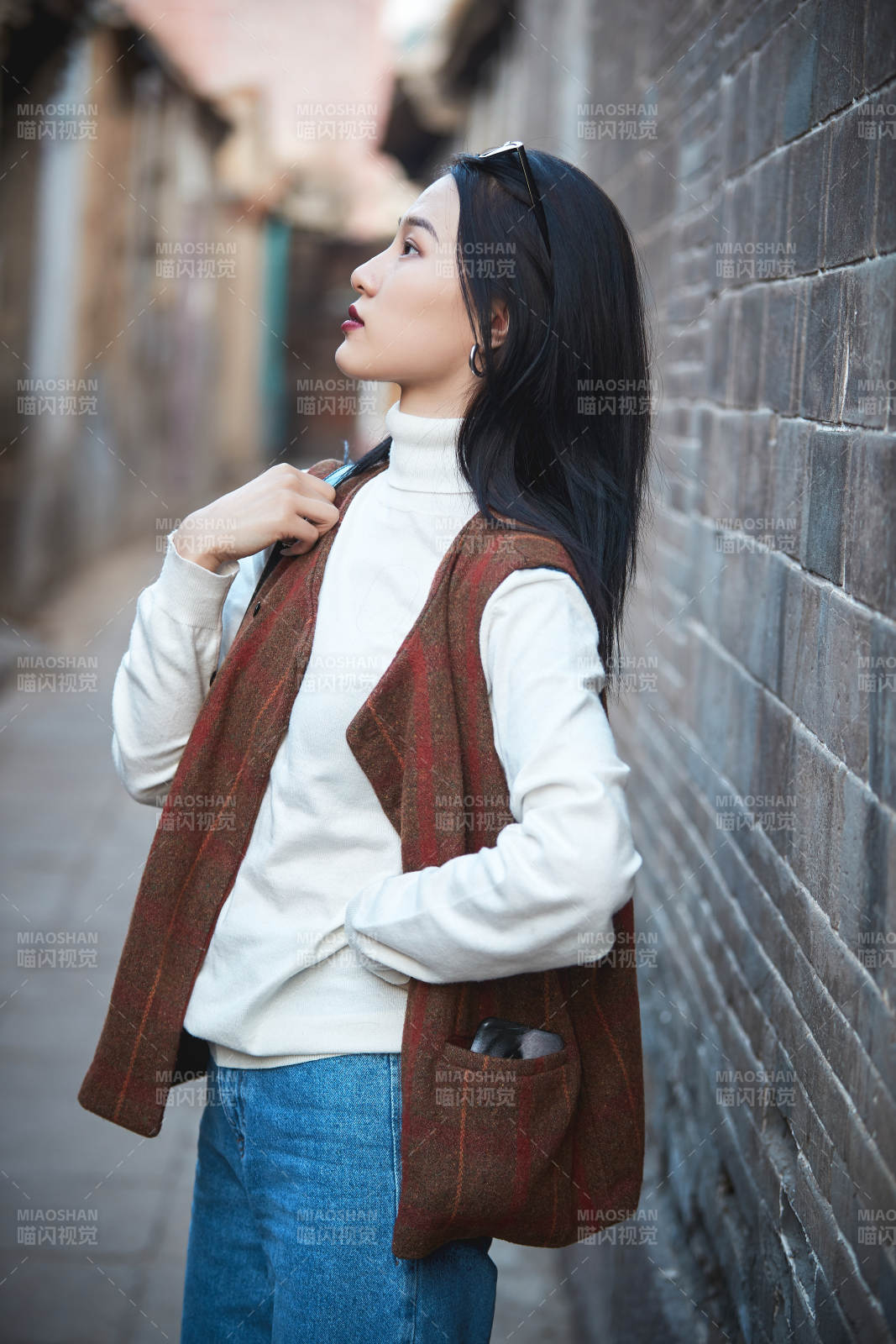 老旧城区里穿着复古港风的美丽清纯少女图片