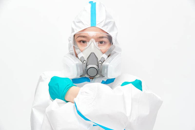 穿白色防护服佩戴护目镜口罩的女性医疗人员图片