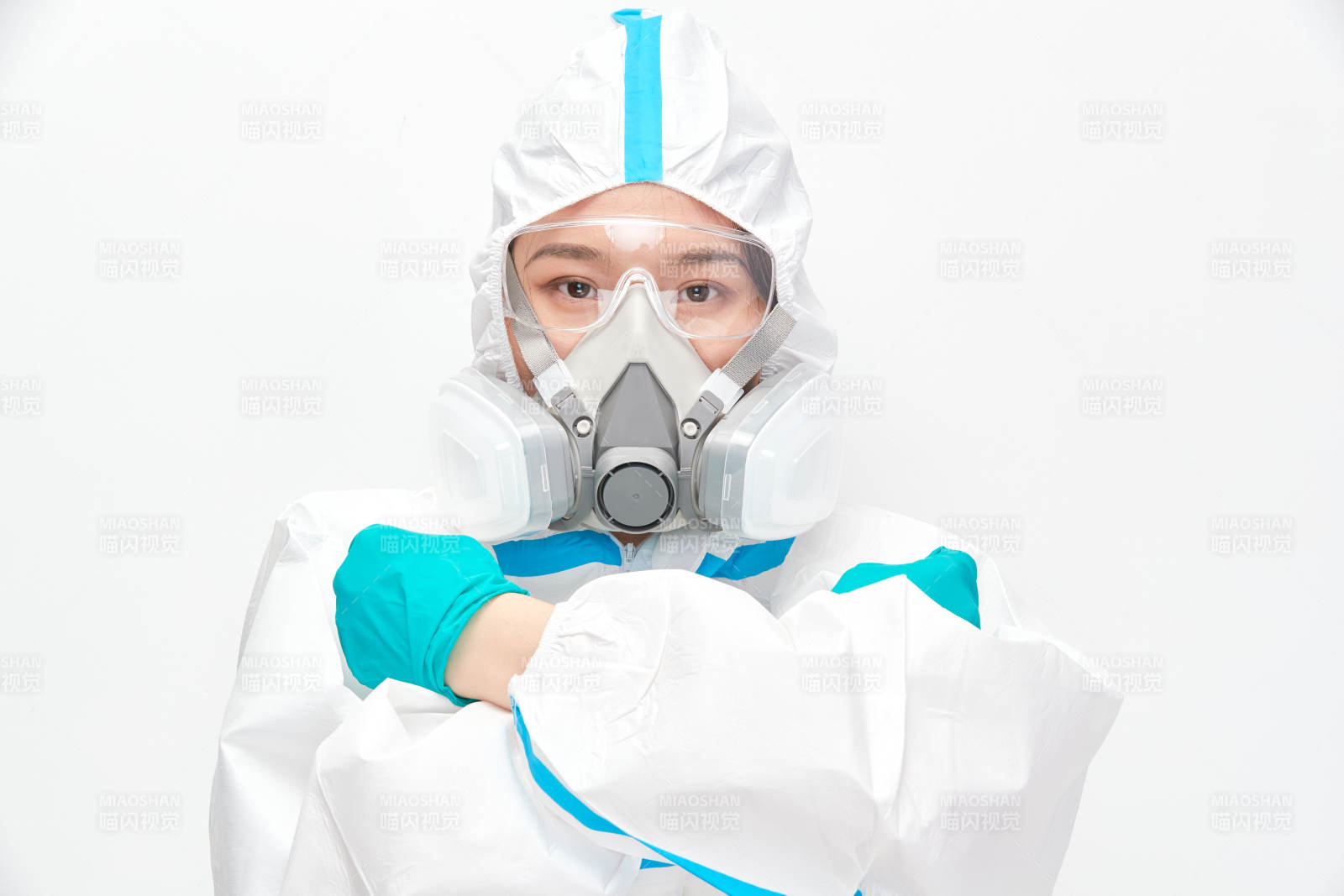 穿白色防护服佩戴护目镜口罩的女性医疗人员图片
