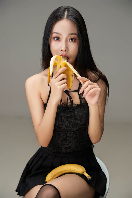 吃水果的亚洲东方长发少女图片