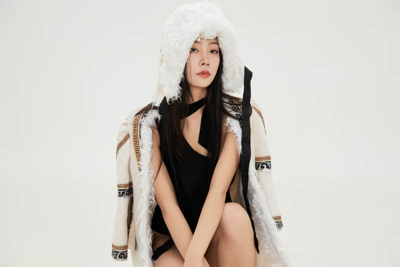 身穿混搭风格蒙族服饰的美女图片