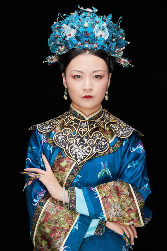 黑色背景下的清代女性古装造型清朝古装图片