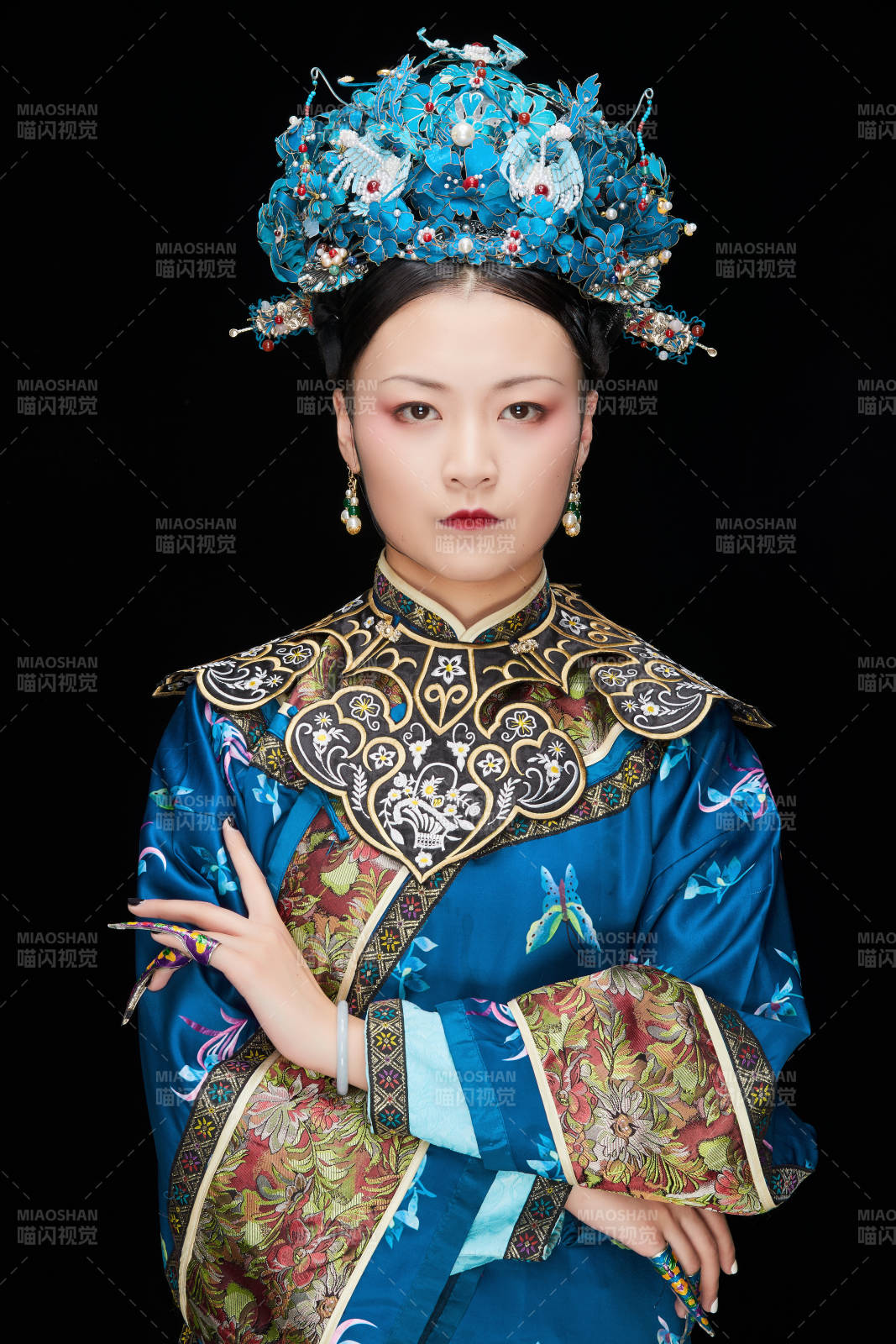 黑色背景下的清代女性古装造型清朝古装图片