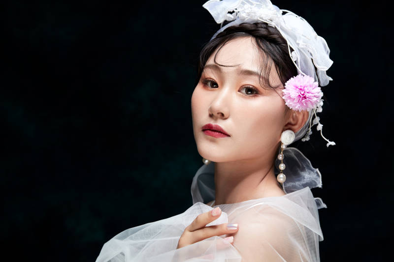 黑色背景下的女性复古婚纱妆面图片
