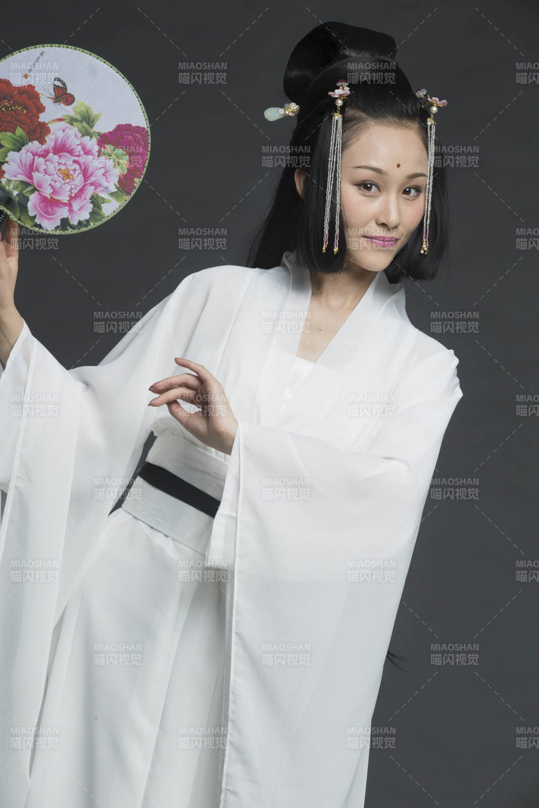 身穿古装的汉服女性人像汉服影棚拍摄图片