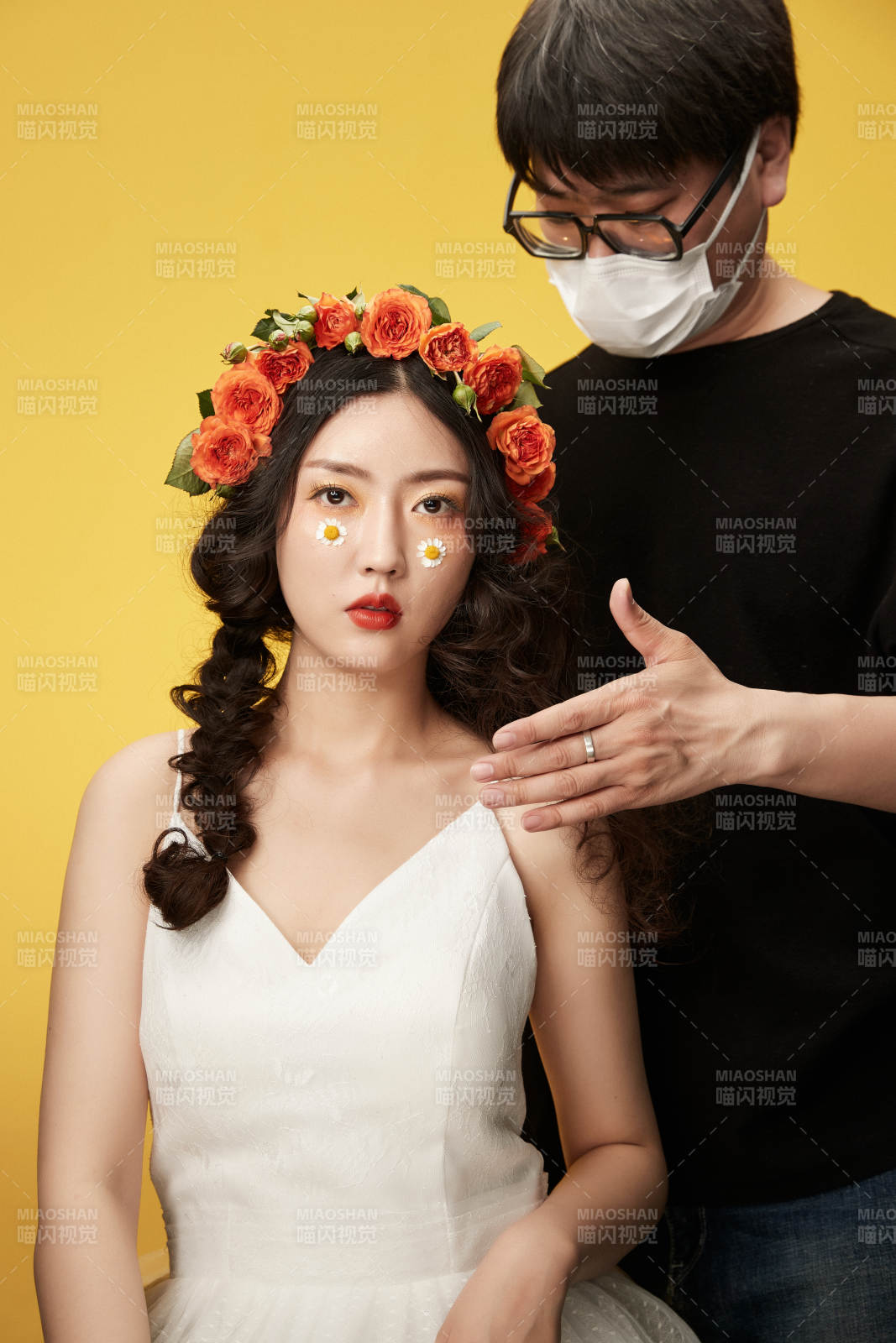 进行美妆化妆的化妆师与模特图片