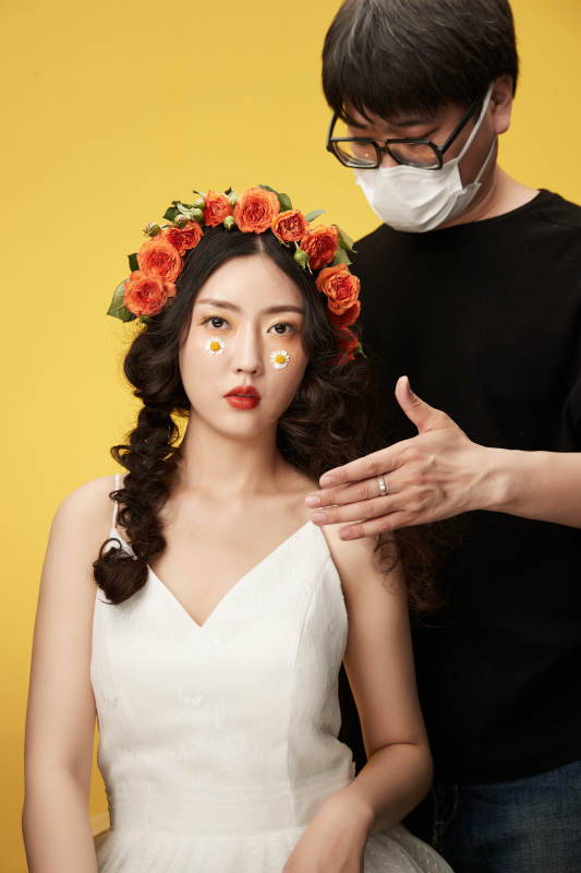 进行美妆化妆的化妆师与模特图片