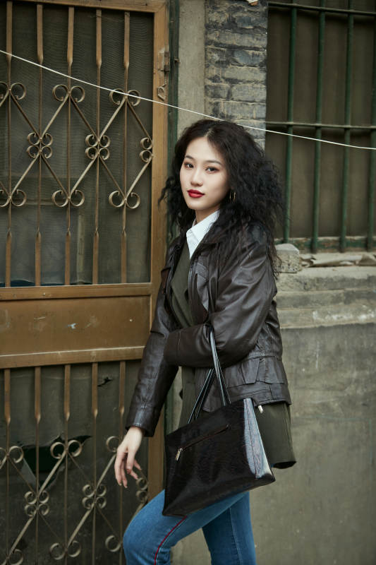 老旧城区里穿着复古港风的美丽清纯少女图片