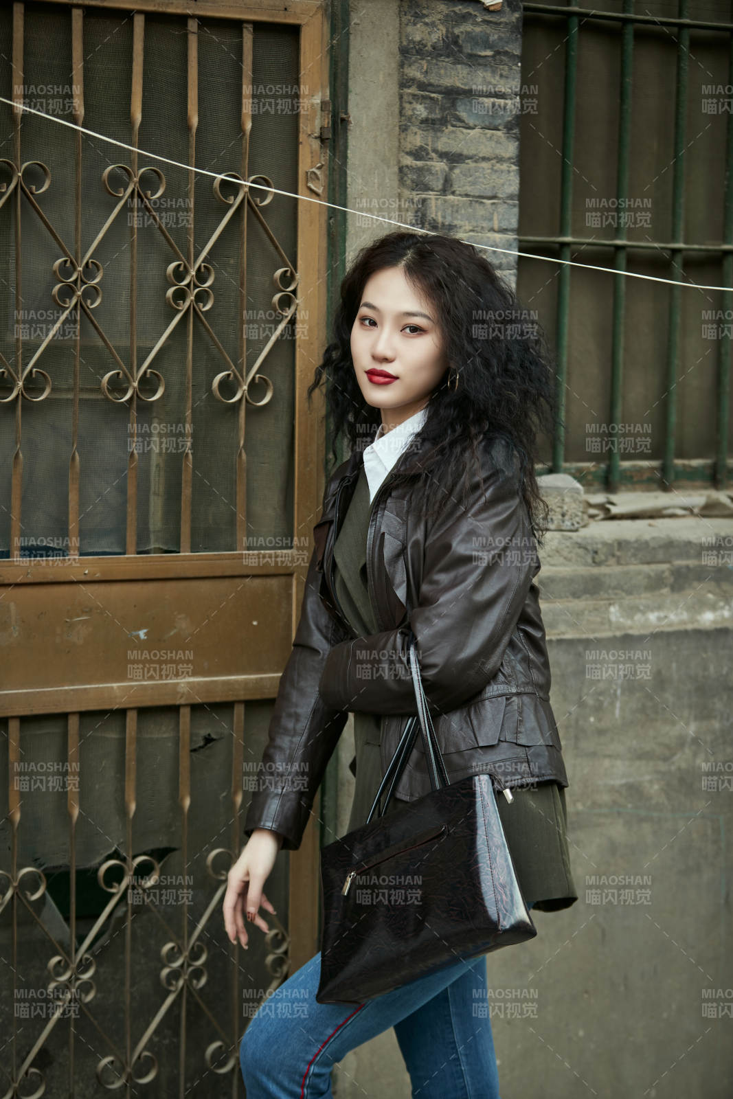 老旧城区里穿着复古港风的美丽清纯少女图片