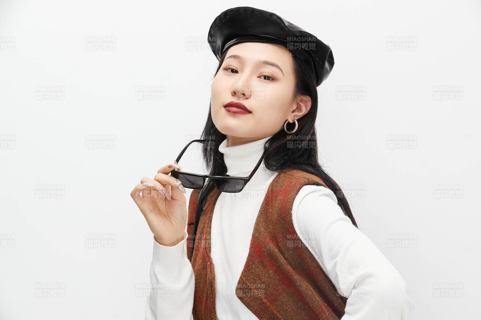 身穿复古服装的亚洲少女人像图片