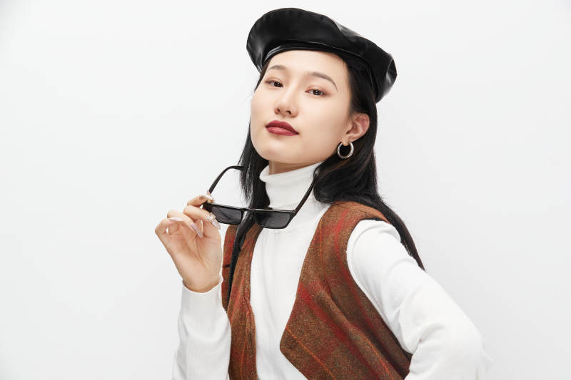 身穿复古服装的亚洲少女人像图片