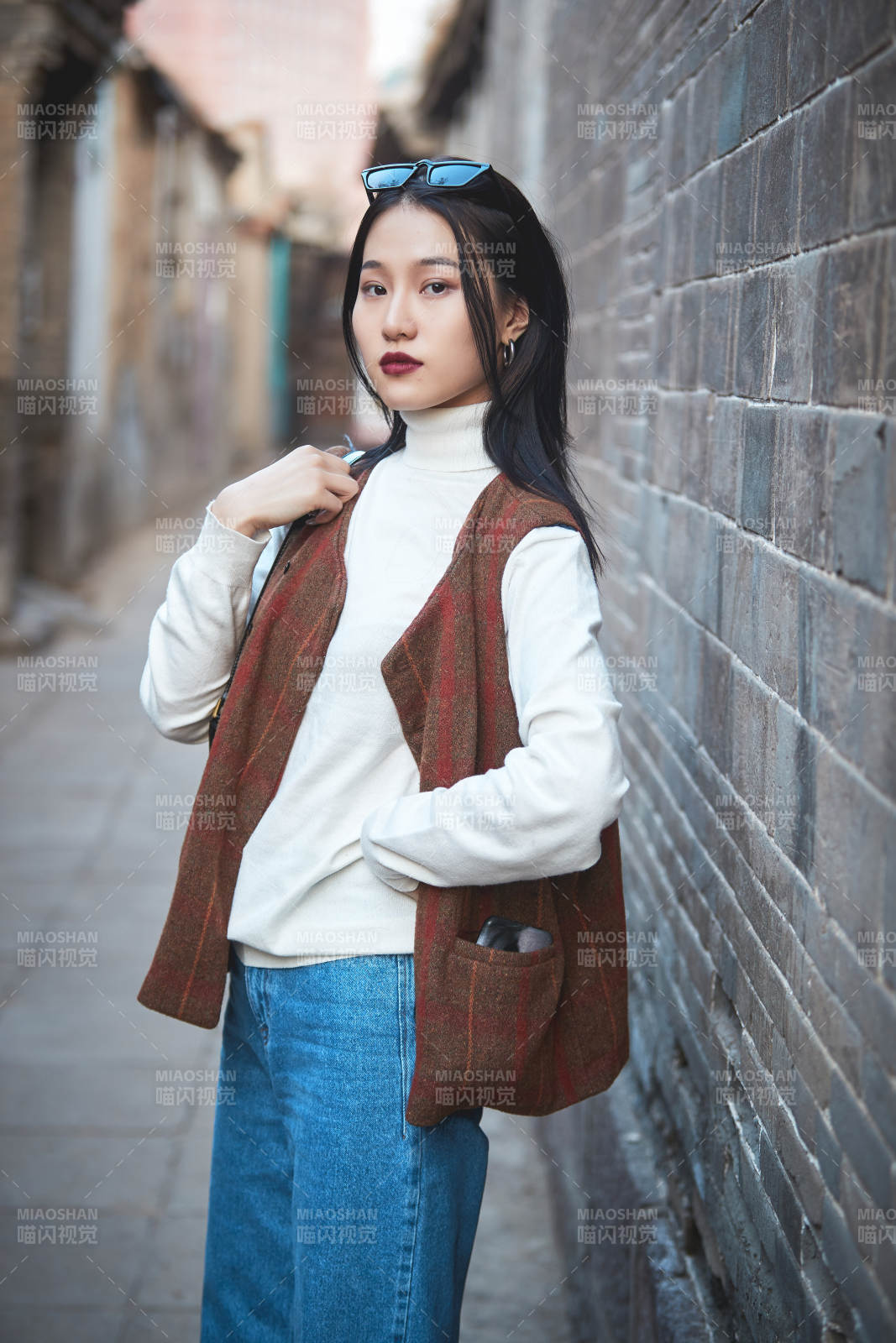 老旧城区里穿着复古港风的美丽清纯少女图片