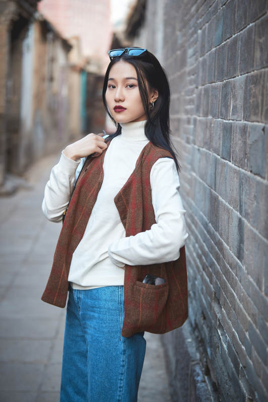 老旧城区里穿着复古港风的美丽清纯少女图片