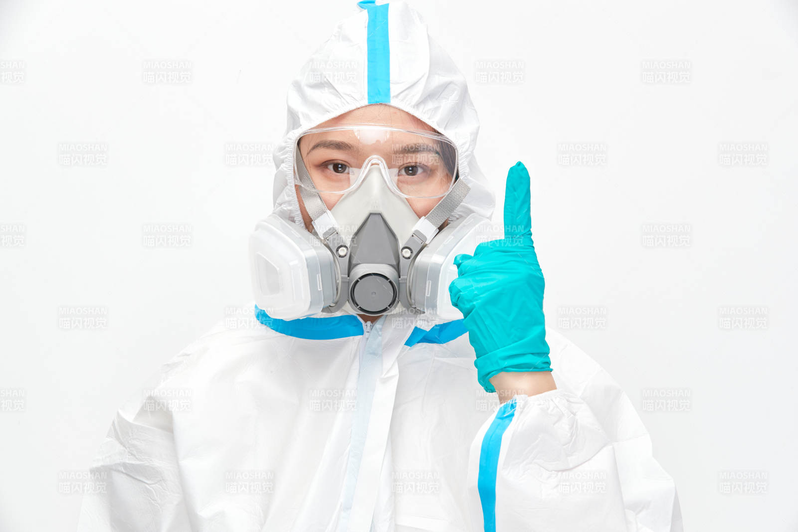 穿白色防护服佩戴护目镜口罩的女性医疗人员图片