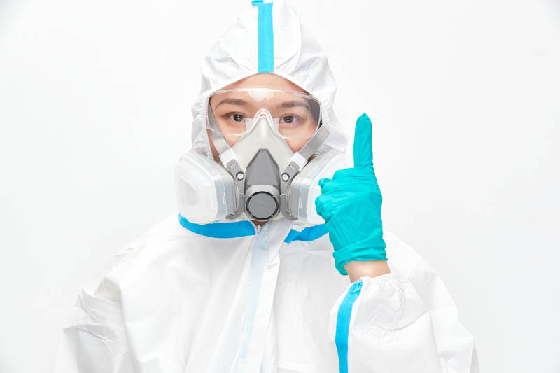 穿白色防护服佩戴护目镜口罩的女性医疗人员图片