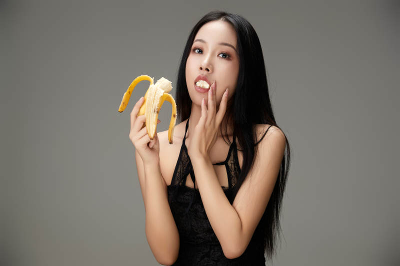 吃水果的亚洲东方长发少女图片