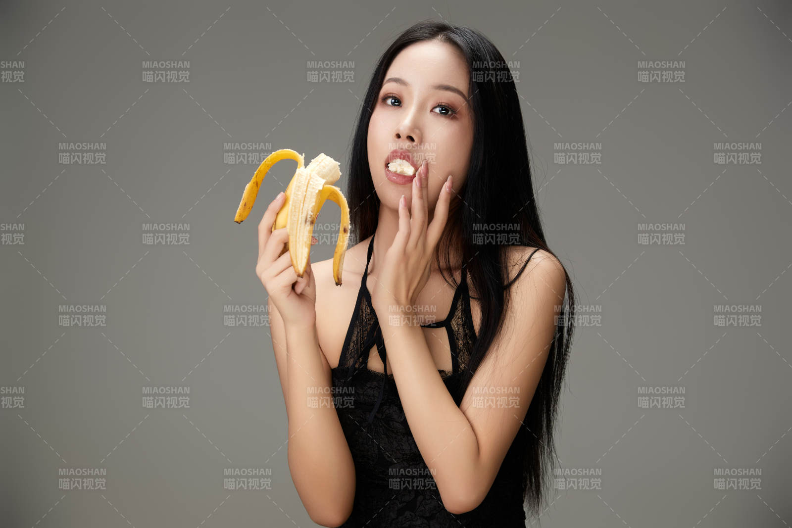 吃水果的亚洲东方长发少女图片