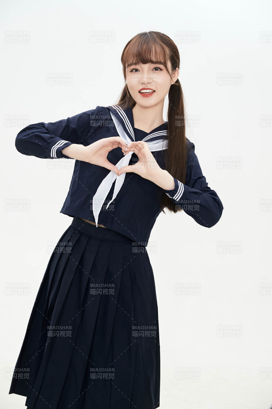 身穿日系高中制服的美丽少女图片