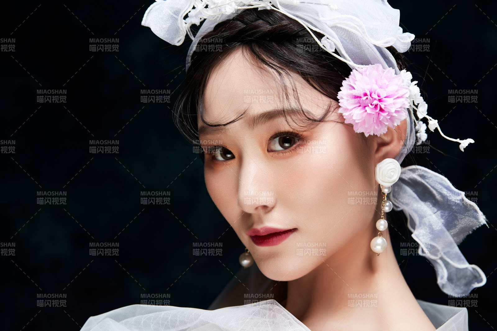 黑色背景下的女性复古婚纱妆面图片