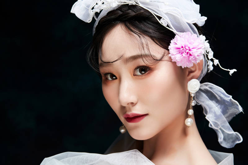 黑色背景下的女性复古婚纱妆面图片