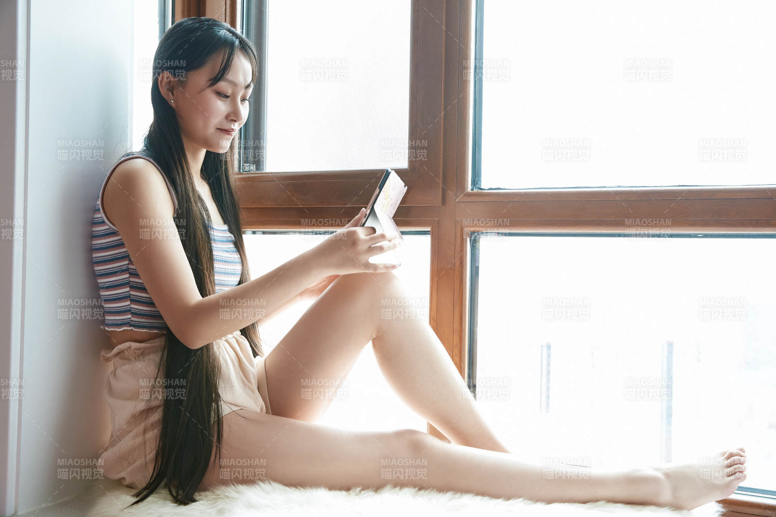 躺在舒适的飘窗上听音乐追剧的亚洲少女图片