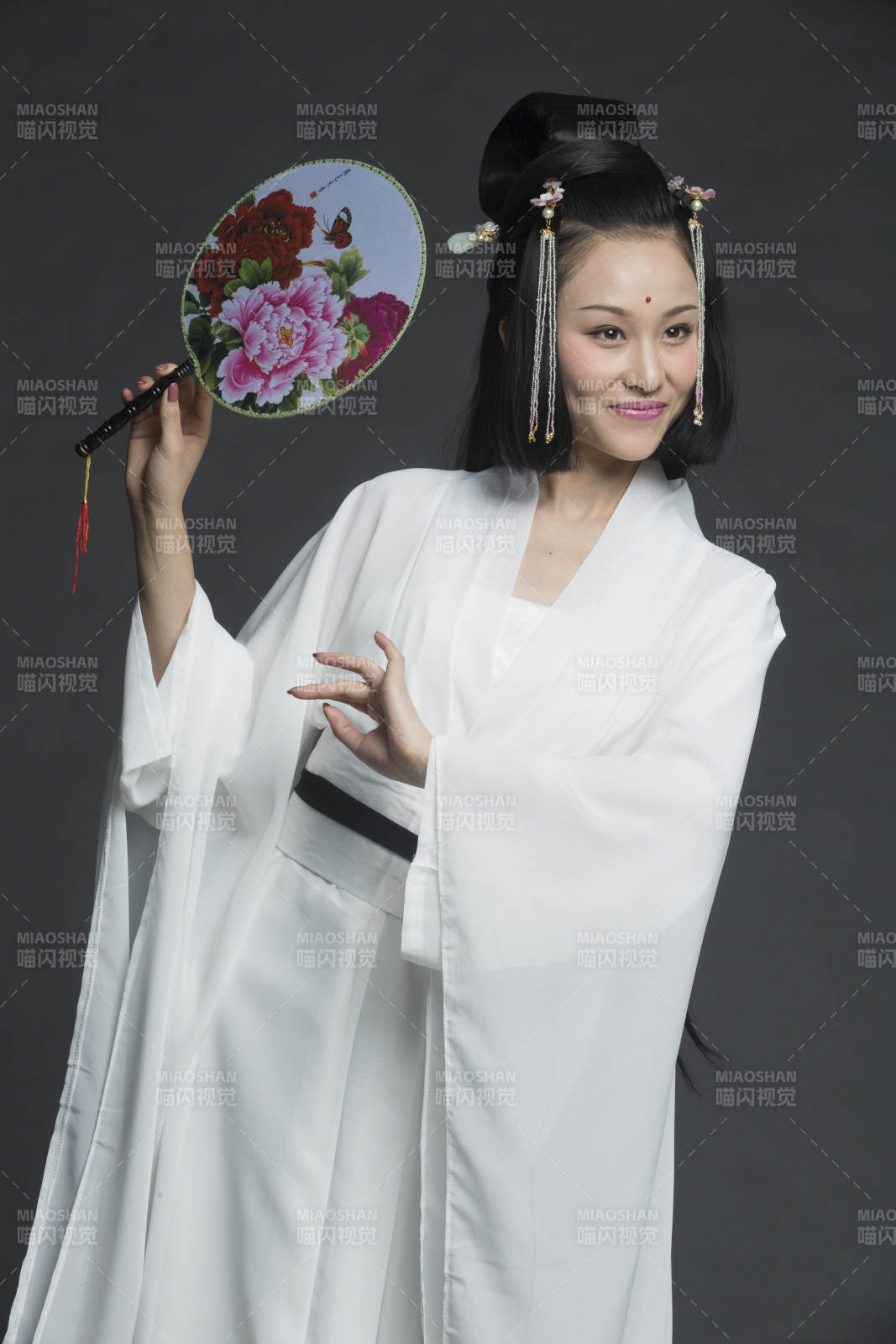 身穿古装的汉服女性人像汉服影棚拍摄图片