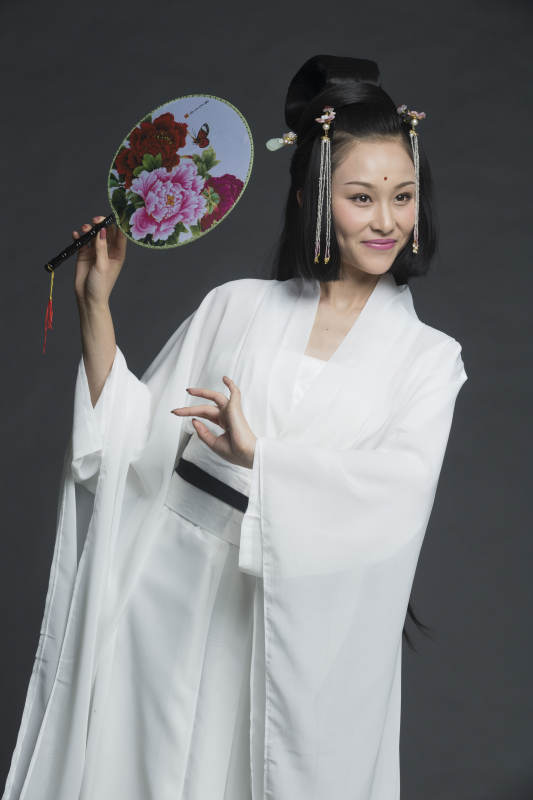 身穿古装的汉服女性人像汉服影棚拍摄图片