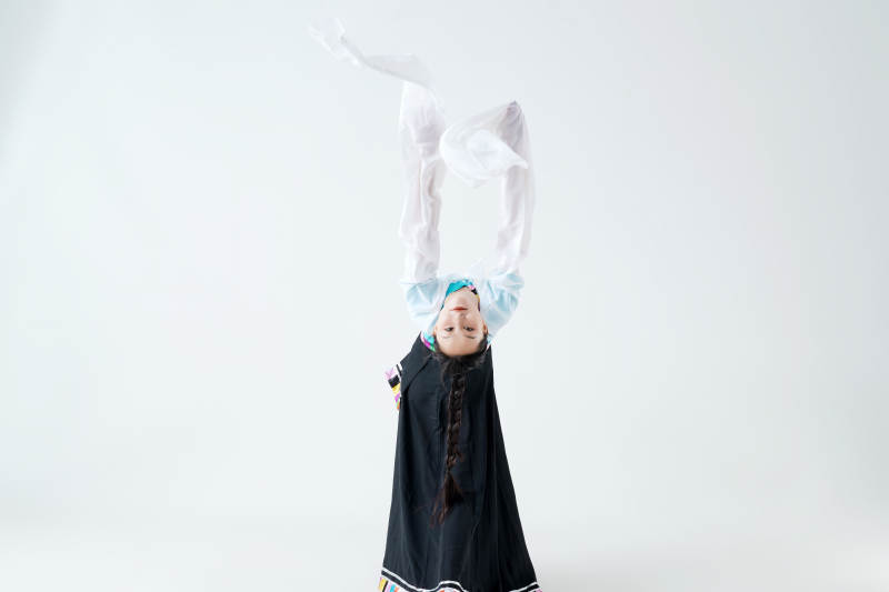 穿着藏族服饰跳着藏族舞蹈的少女图片