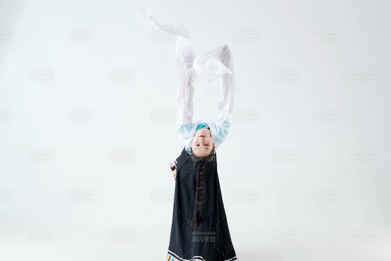 穿着藏族服饰跳着藏族舞蹈的少女图片