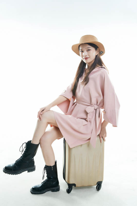白色背景下准备出发旅行的美丽东方女大学生图片