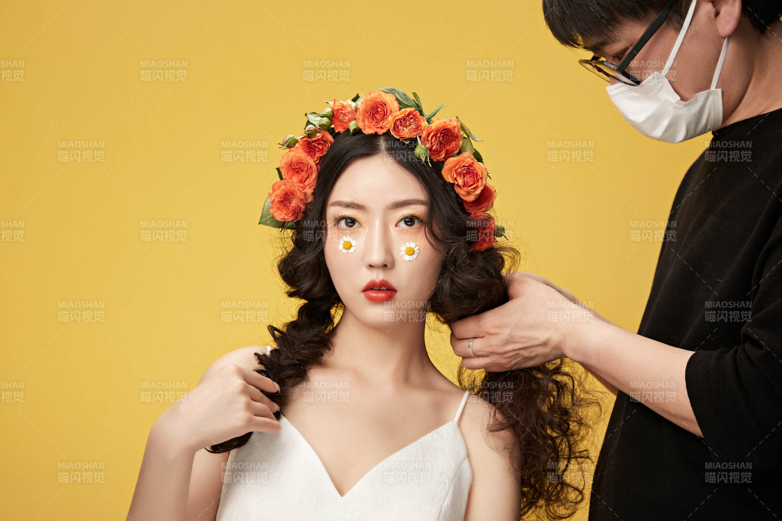 进行美妆化妆的化妆师与模特图片