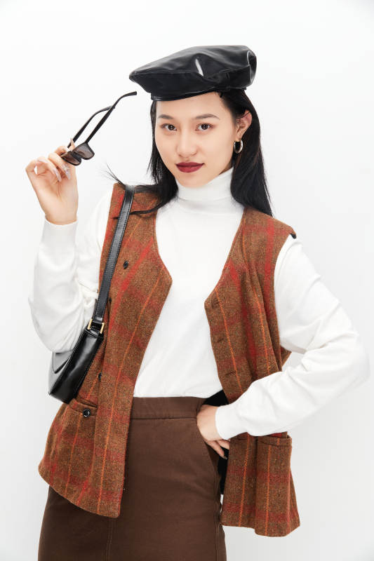 身穿复古服装的亚洲少女人像图片