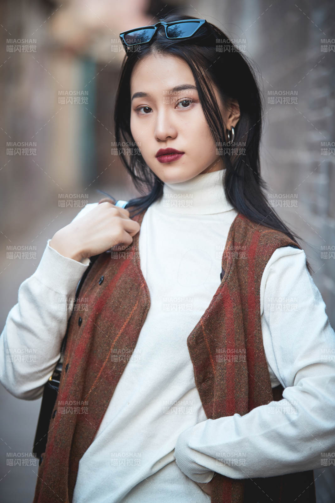 老旧城区里穿着复古港风的美丽清纯少女图片