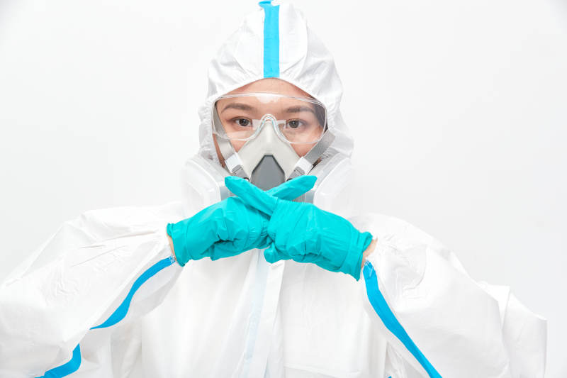 穿白色防护服佩戴护目镜口罩的女性医疗人员图片