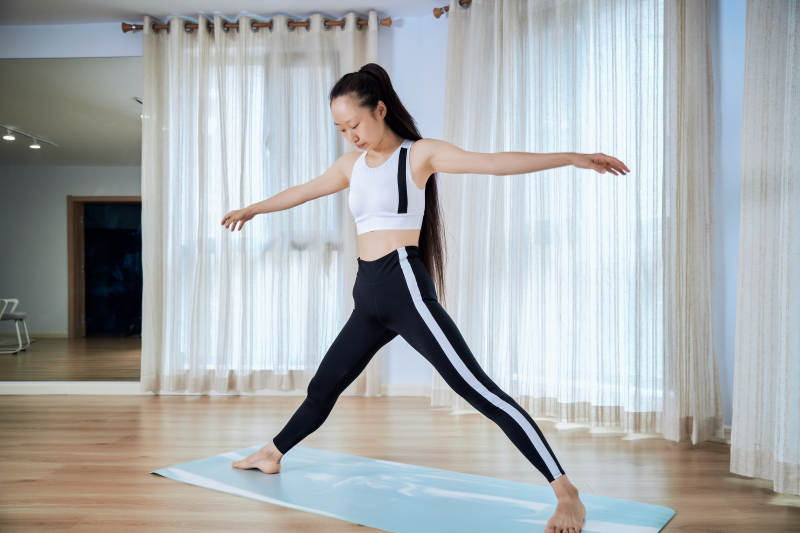 做瑜伽动作的亚洲年轻女性图片