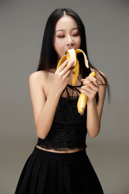 吃水果的亚洲东方长发少女图片