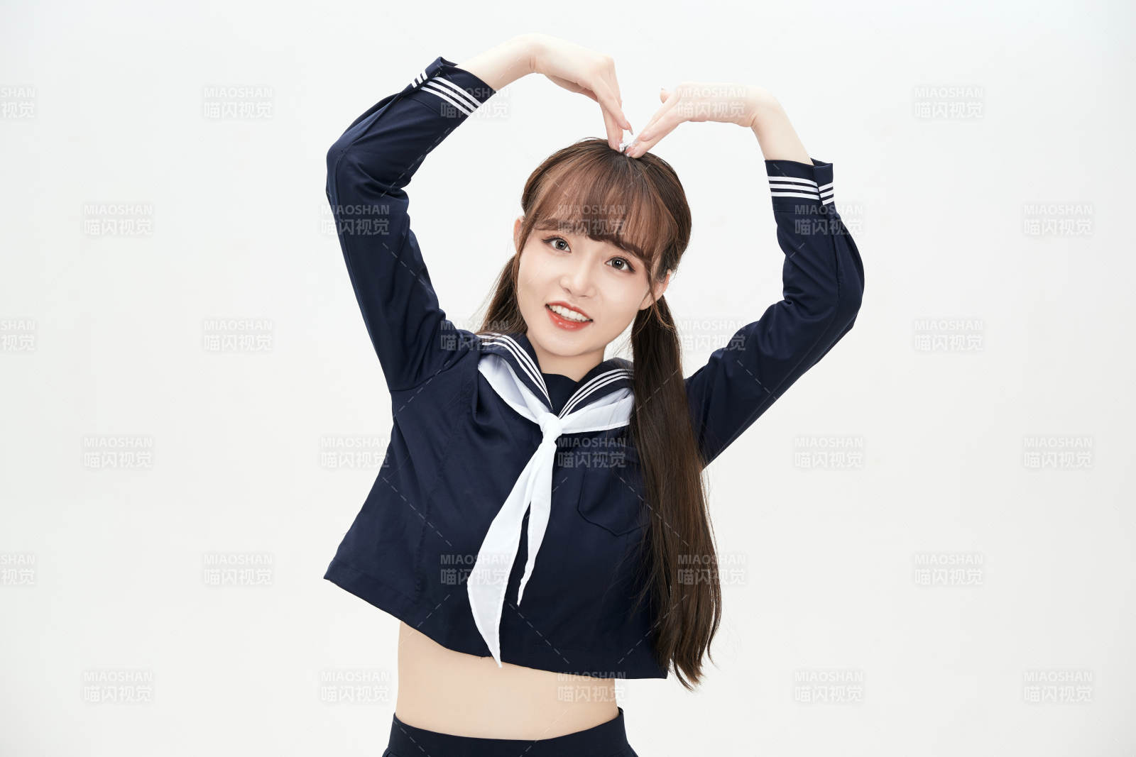 身穿日系高中制服的美丽少女图片