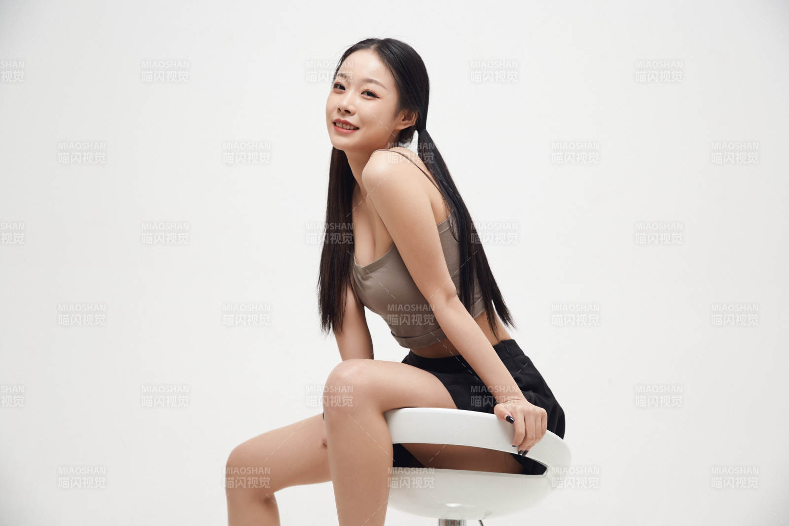 白色背景下的美丽可爱大学生图片