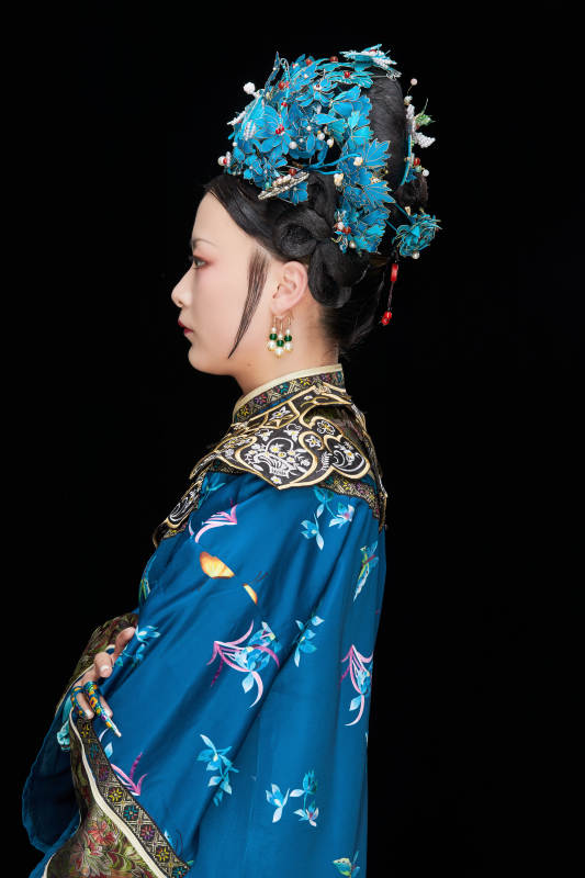 黑色背景下的清代女性古装造型清朝古装图片